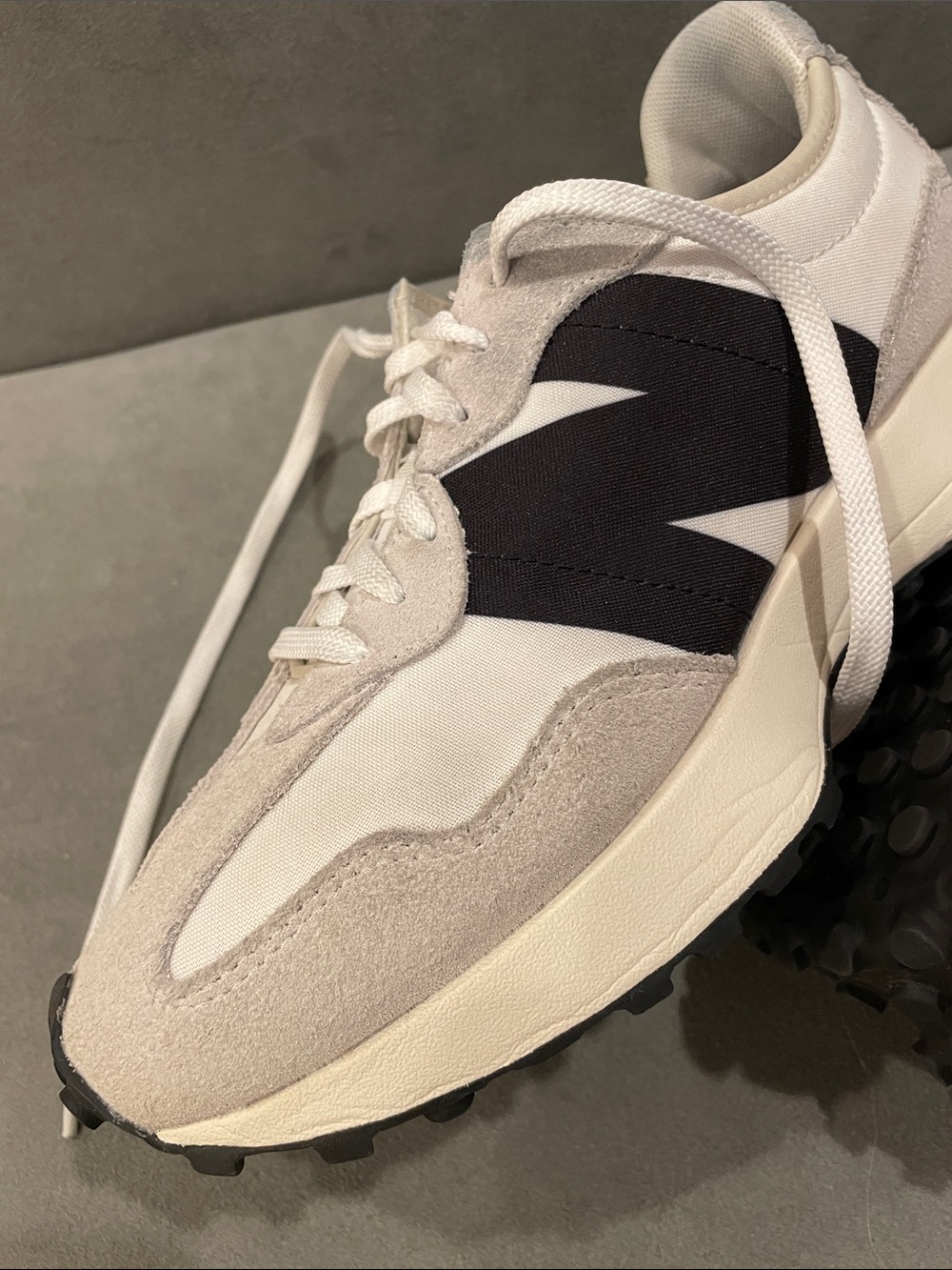 New Balance 327 White Black Women's Size 8 Retro Runner Sneakers - Picture 12 of 15